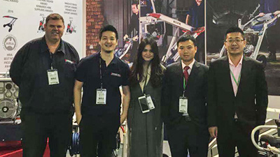 菠萝网站免费看在展会中的合影