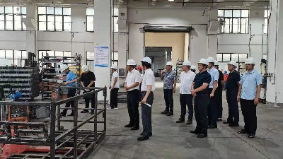 文总带各位九华镇优秀企业家们参观焊接车间