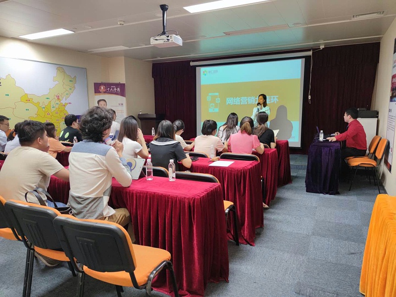 菠萝网站免费看网络部组织全体成员不断学习